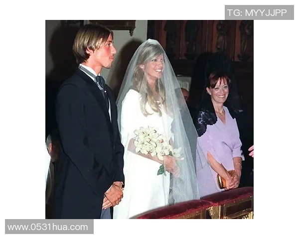 足球明星与妻子甜蜜合影展现幸福生活瞬间